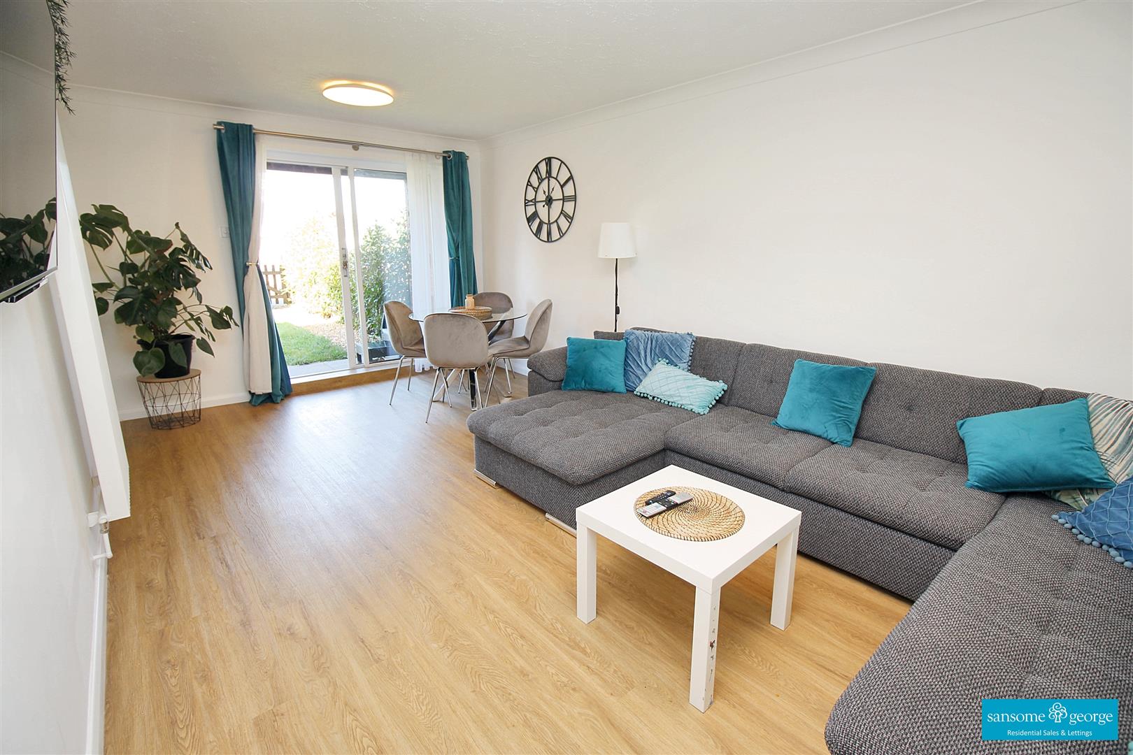2 bed property in Bowling Green Lane, Purley On Thames